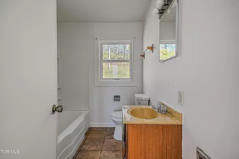 Bath - 129 Hillside Avenue Bristol Va 24201, Bristol, VA 24201 photo 1 of 2