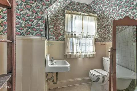 Bath - 620 Lawrence Avenue Bristol Va 24201, Bristol, VA 24201 photo 2 of 4