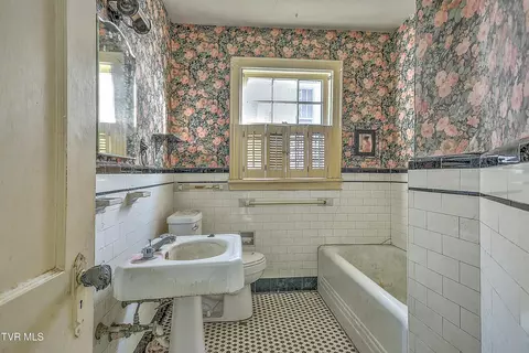 Bath - 620 Lawrence Avenue Bristol Va 24201, Bristol, VA 24201 photo 4 of 4