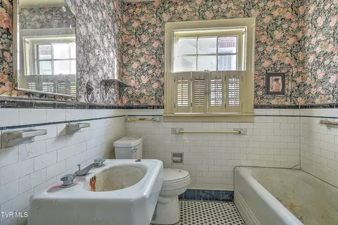 Bath - 620 Lawrence Avenue Bristol Va 24201, Bristol, VA 24201 photo 3 of 4