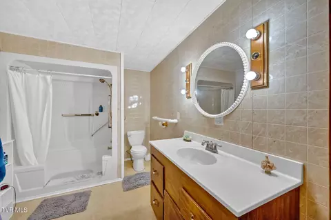 Bath - 146 Luttrell Street Erwin Tn 37650, Erwin, TN 37650 photo 2 of 3