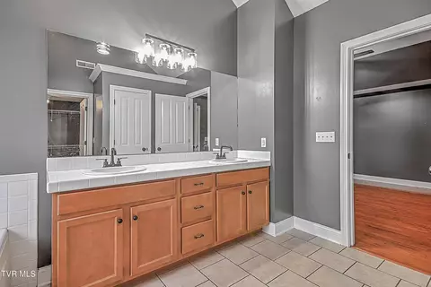 Bath - 136 Queensgate Bristol Tn 37620, Bristol, TN 37620 photo 5 of 7