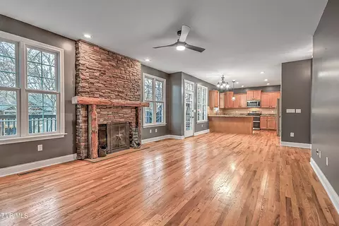 Living - 136 Queensgate Bristol Tn 37620, Bristol, TN 37620 photo 3 of 6
