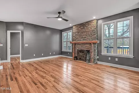 Living - 136 Queensgate Bristol Tn 37620, Bristol, TN 37620 photo 5 of 6