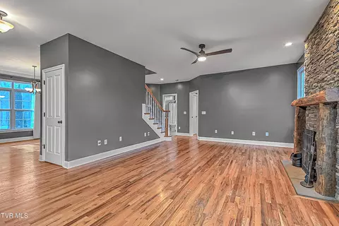 Living - 136 Queensgate Bristol Tn 37620, Bristol, TN 37620 photo 6 of 6