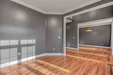 Living - 136 Queensgate Bristol Tn 37620, Bristol, TN 37620 photo 2 of 6