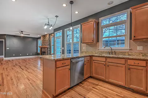 Kitchen - 136 Queensgate Bristol Tn 37620, Bristol, TN 37620 photo 3 of 5