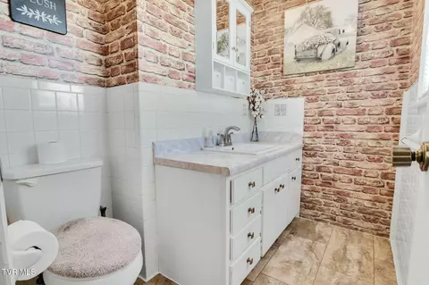 Bath - 96 E Panoramic View Drive Greeneville Tn 37743, Greeneville, TN 37743 photo 3 of 3