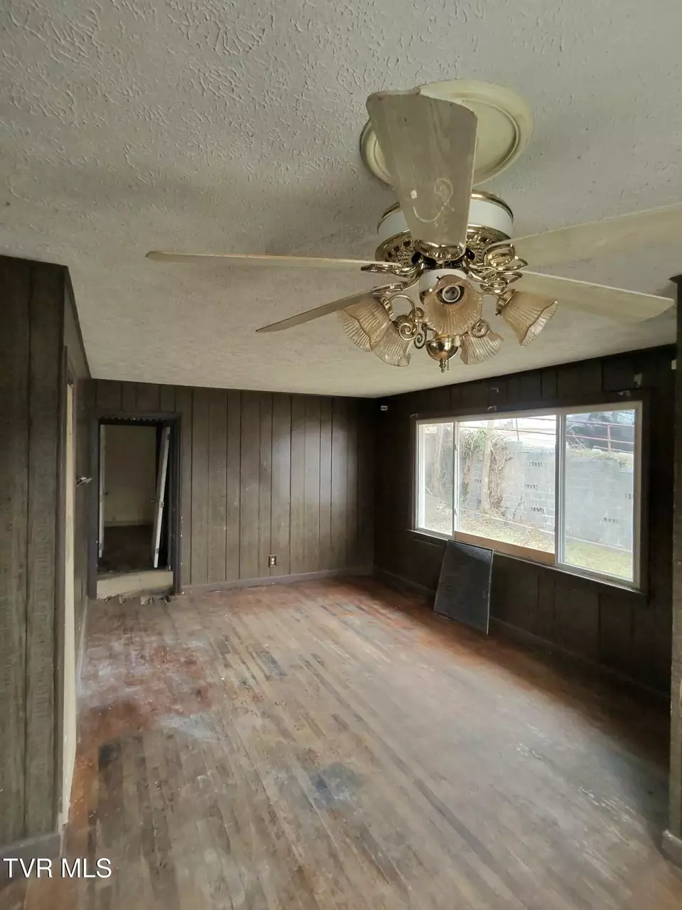 Living - 1032 N Wilcox Drive Kingsport Tn 37660, Kingsport, TN 37660 photo 2 of 4