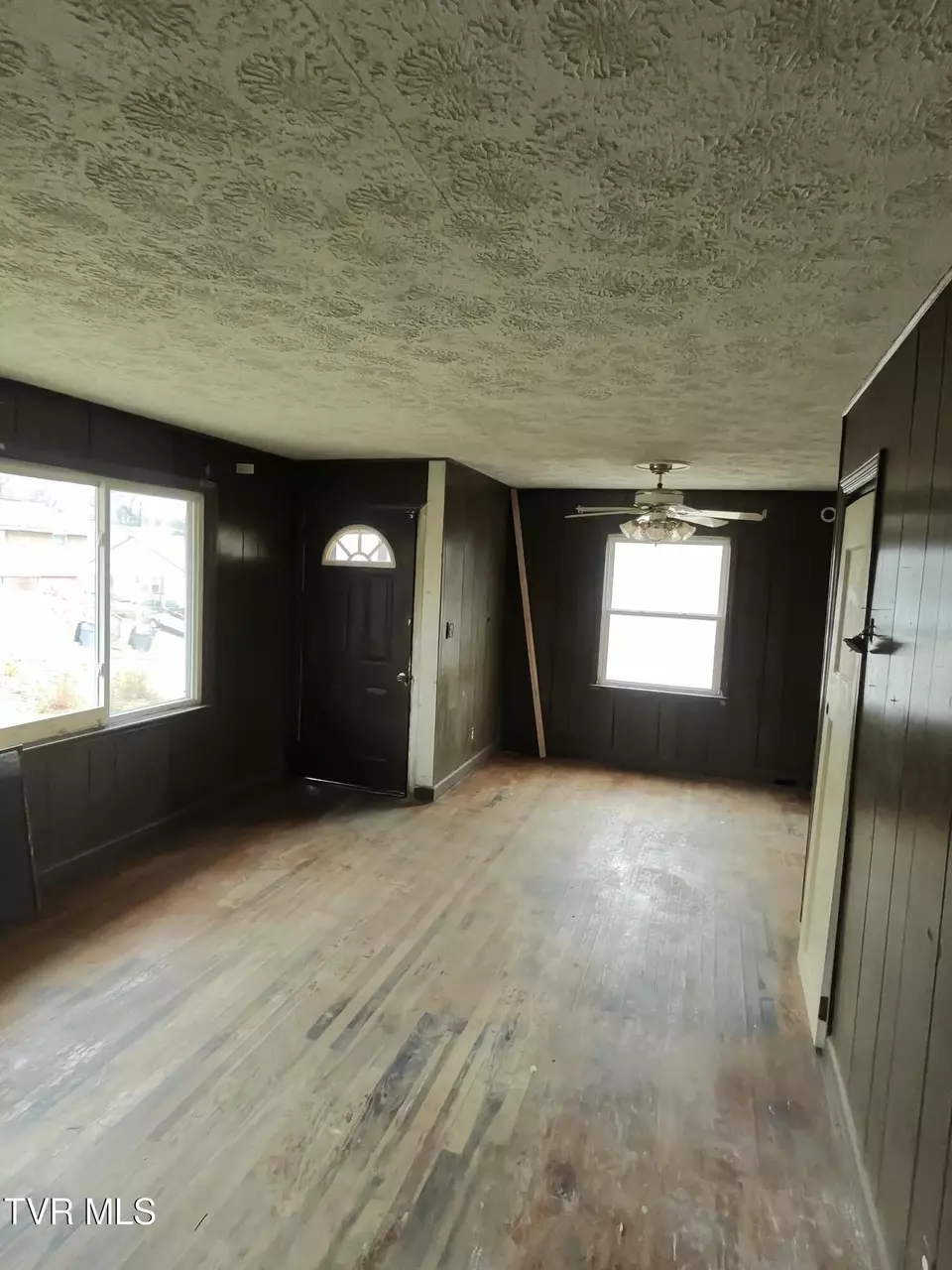 Living - 1032 N Wilcox Drive Kingsport Tn 37660, Kingsport, TN 37660 photo 3 of 4
