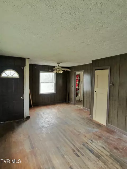 Living - 1032 N Wilcox Drive Kingsport Tn 37660, Kingsport, TN 37660 photo 1 of 4
