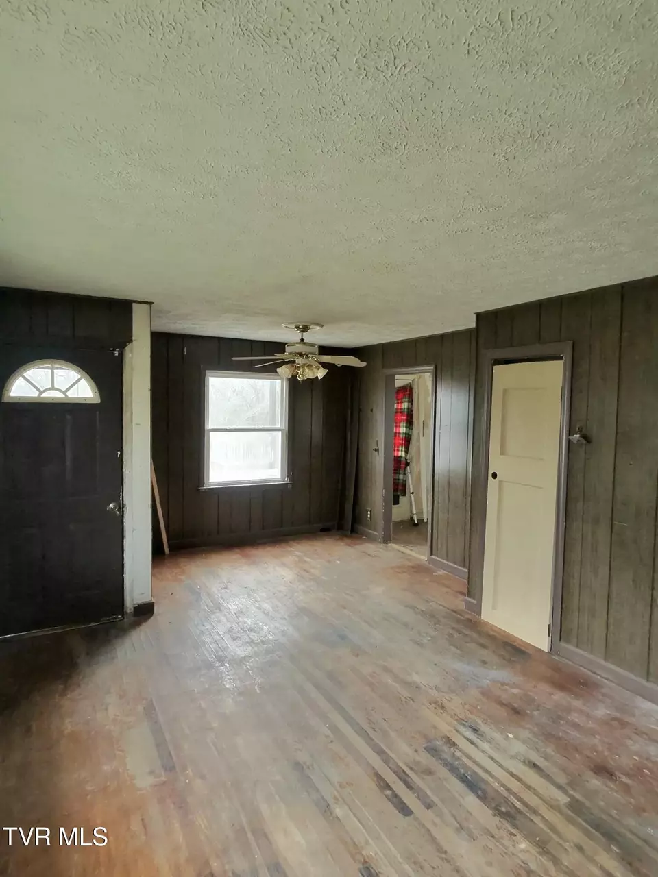 Living - 1032 N Wilcox Drive Kingsport Tn 37660, Kingsport, TN 37660 photo 1 of 4