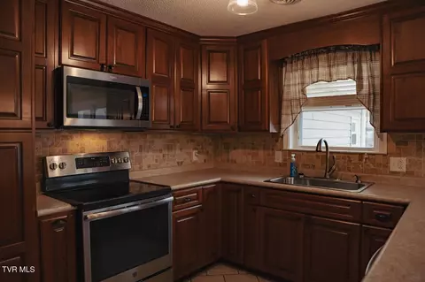 Kitchen - 204 Dunford Circle Limestone Tn 37681, Limestone, TN 37681 photo 3 of 4