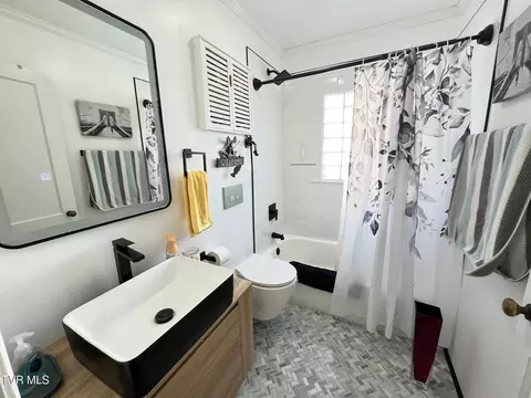 Bath - 800 E Unaka Avenue Johnson City Tn 37601, Johnson City, TN 37601 photo 1 of 5
