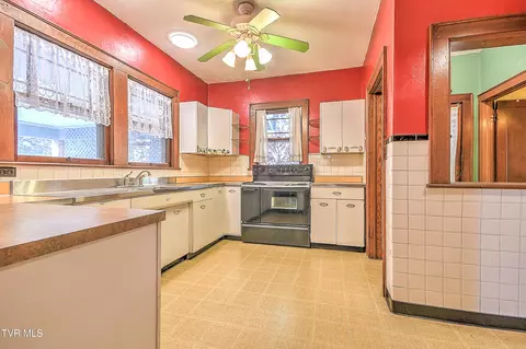 Kitchen - 415 Fairgrounds Road Greeneville Tn 37745, Greeneville, TN 37745 photo 2 of 4