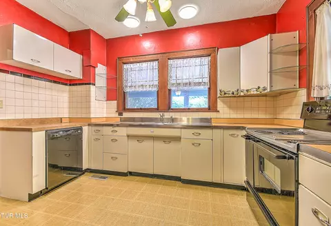 Kitchen - 415 Fairgrounds Road Greeneville Tn 37745, Greeneville, TN 37745 photo 4 of 4