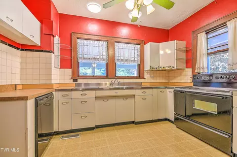 Kitchen - 415 Fairgrounds Road Greeneville Tn 37745, Greeneville, TN 37745 photo 1 of 4