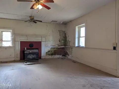 Living - 337 Painter Road Bristol Tn 37620, Bristol, TN 37620 photo 2 of 4