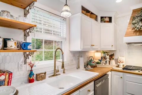 Kitchen - 122 White Pine Road Hampton Tn 37658, Hampton, TN 37658 photo 4 of 8