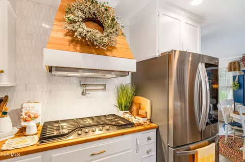 Kitchen - 122 White Pine Road Hampton Tn 37658, Hampton, TN 37658 photo 5 of 8
