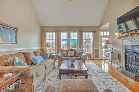 Living - 1005 Willows Trace Drive Johnson City Tn 37601, Johnson City, TN 37601 photo 2 of 5