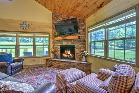 Living - 565 Piney Grove Road Hampton Tn 37658, Hampton, TN 37658 photo 2 of 3