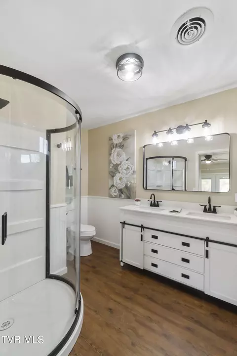 Bath - 61 Tiny Lane Greeneville Tn 37743, Greeneville, TN 37743 photo 1 of 5