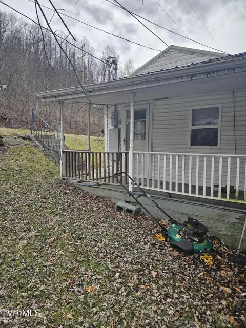 8821 Maple Road Road Pound Va 24279, Pound, VA 24279