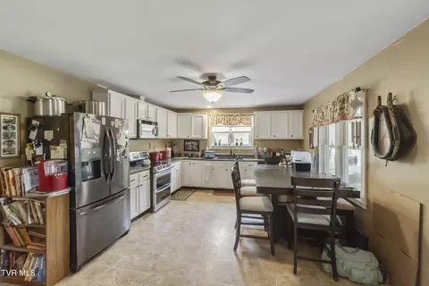 Kitchen - 915 Ottway Rd Greeneville Tn 37745, Greeneville, TN 37745 photo 2 of 3