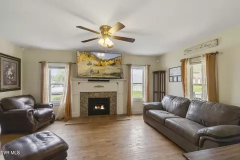 Living - 915 Ottway Rd Greeneville Tn 37745, Greeneville, TN 37745 photo 1 of 3
