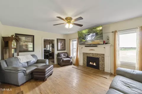 Living - 915 Ottway Rd Greeneville Tn 37745, Greeneville, TN 37745 photo 2 of 3