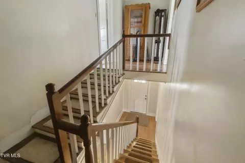 Entry Way - 915 Ottway Rd Greeneville Tn 37745, Greeneville, TN 37745 photo 4 of 6