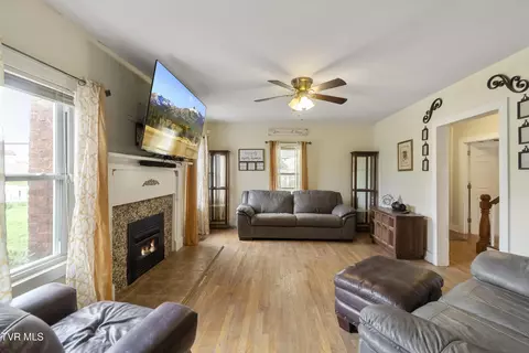 Living - 915 Ottway Rd Greeneville Tn 37745, Greeneville, TN 37745 photo 3 of 3