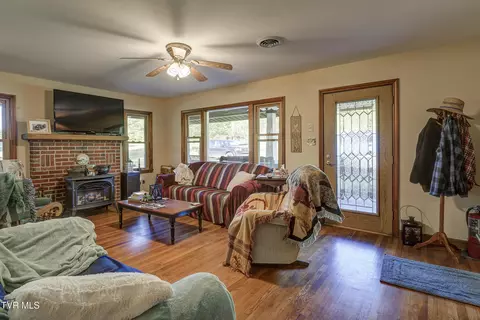 Living - 701 Bailey Lane Erwin Tn 37650, Erwin, TN 37650 photo 2 of 3