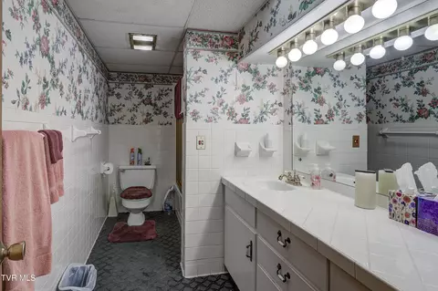 Bath - 600 Valley Avenue Erwin Tn 37650, Erwin, TN 37650 photo 4 of 5