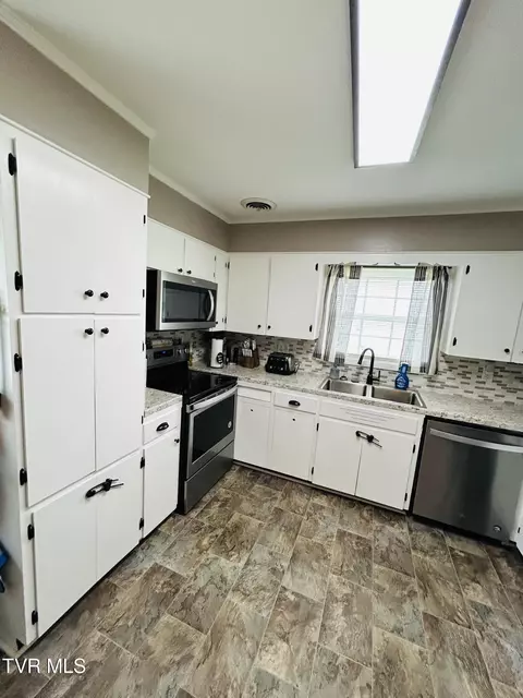 Kitchen - 312 Colonial Circle Greeneville Tn 37745, Greeneville, TN 37745 photo 3 of 6