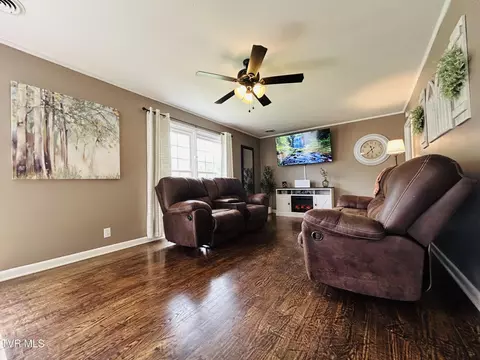 Living - 312 Colonial Circle Greeneville Tn 37745, Greeneville, TN 37745 photo 2 of 6