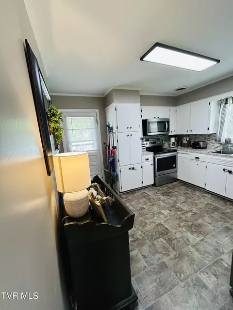 Kitchen - 312 Colonial Circle Greeneville Tn 37745, Greeneville, TN 37745 photo 2 of 6