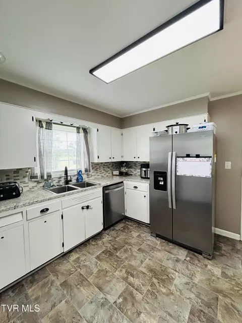 Kitchen - 312 Colonial Circle Greeneville Tn 37745, Greeneville, TN 37745 photo 4 of 6