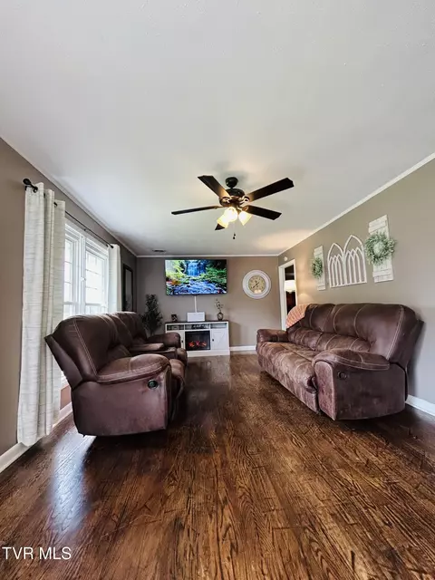 Living - 312 Colonial Circle Greeneville Tn 37745, Greeneville, TN 37745 photo 3 of 6