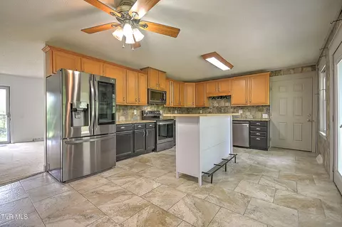 Kitchen - 18505 Ironwood Loop Abingdon Va 24210, Abingdon, VA 24210 photo 3 of 11