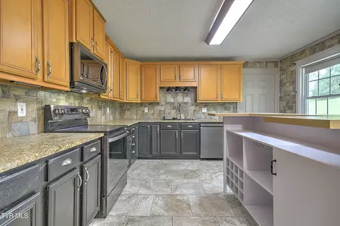 Kitchen - 18505 Ironwood Loop Abingdon Va 24210, Abingdon, VA 24210 photo 5 of 11