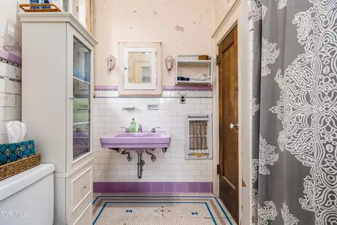 Bath - 2107 Bartlett Street Johnson City Tn 37601, Johnson City, TN 37601 photo 5 of 7