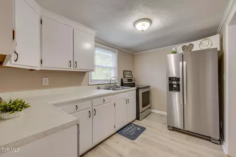Kitchen - 1774 Highway 93 Fall Branch Tn 37656, Fall Branch, TN 37656 photo 2 of 3