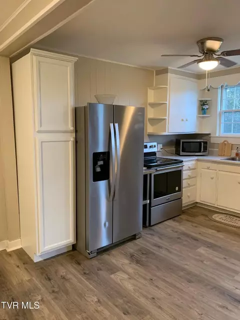 Kitchen - 626 N Mohawk Drive Erwin Tn 37650, Erwin, TN 37650 photo 1 of 3