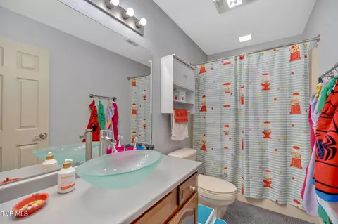 Bath - 806 NE Wayne Avenue 6 Abingdon Va 24210, Abingdon, VA 24210 photo 3 of 3