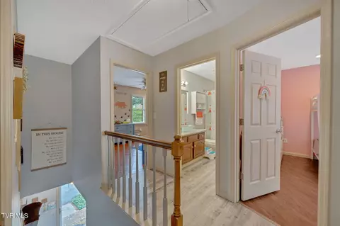 Entry Way - 806 NE Wayne Avenue 6 Abingdon Va 24210, Abingdon, VA 24210 photo 3 of 4
