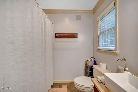 Bath - 806 NE Wayne Avenue 6 Abingdon Va 24210, Abingdon, VA 24210 photo 2 of 3