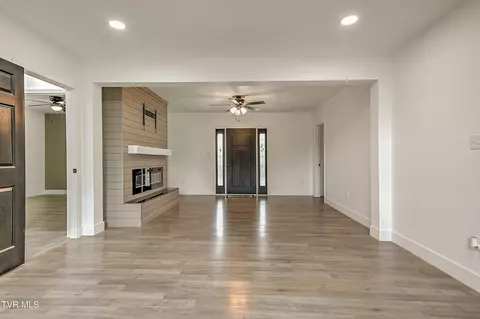 Living - 307 Center Street Gray Tn 37615, Gray, TN 37615 photo 7 of 13