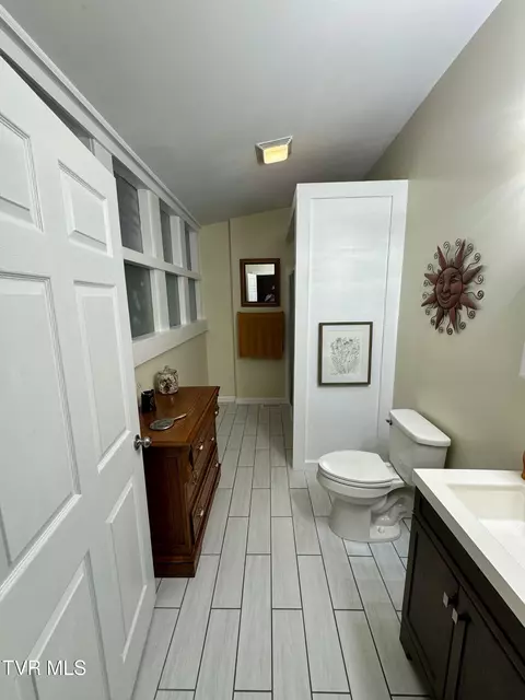 Bath - 411 Clinchfield Avenue Erwin Tn 37650, Erwin, TN 37650 photo 3 of 5